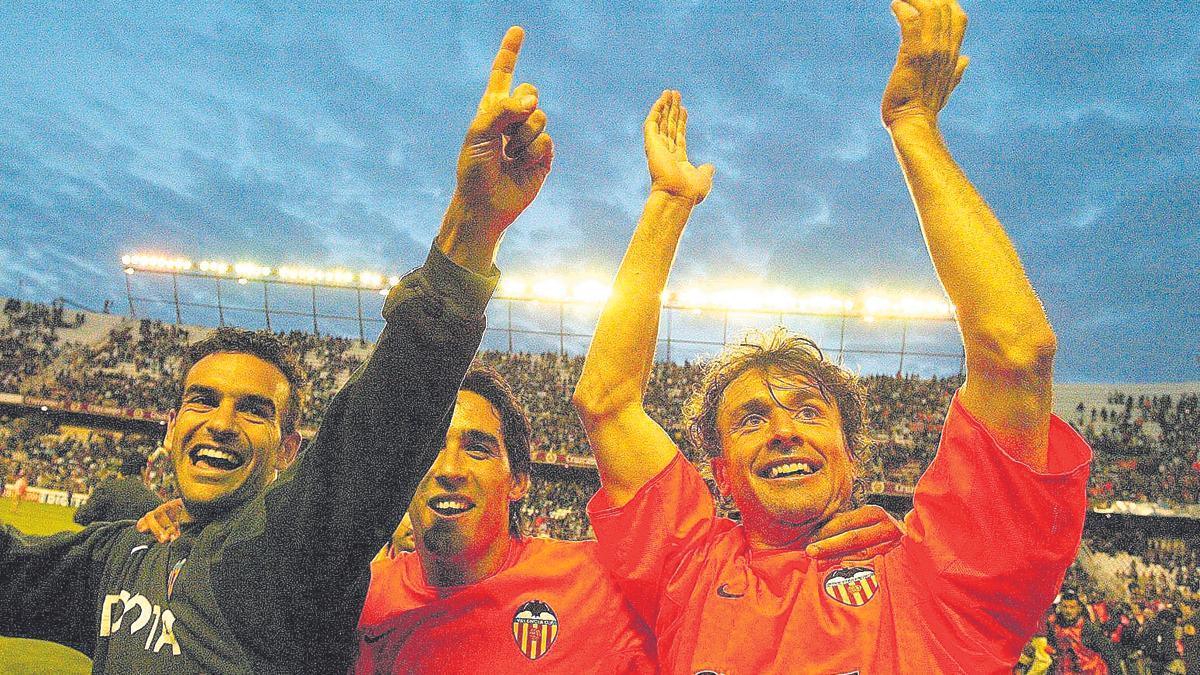 Mora, Vicente y Carboni, celebrando el título de Liga con el Valencia