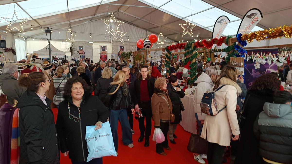 En imágenes: exitosa última jornada del mercado navideño de Cangas de Onís
