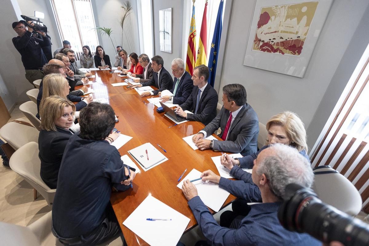 El presidente de la Generalitat, el conseller de Educación y asociaciones de padres y madres en la mesa de trabajo celebrada el lunes en Alicante