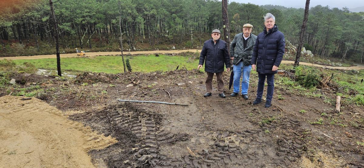 El alcalde con el presidente de los comuneros y el edil Juan Otero, en el camino de acceso al mirador de Con da Hedra.