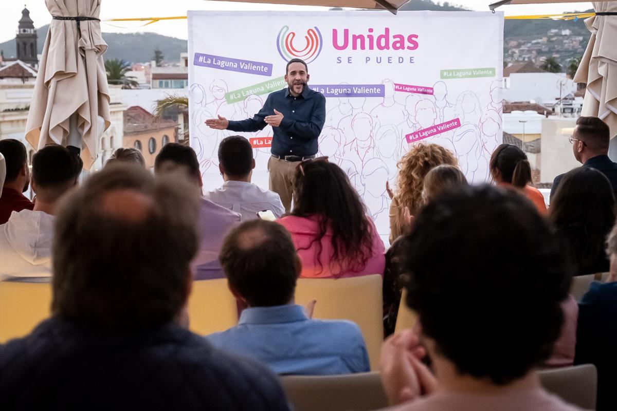 Rubens Ascanio se dirige a los asistentes al encuentro de Unidas Se Puede en La Laguna.