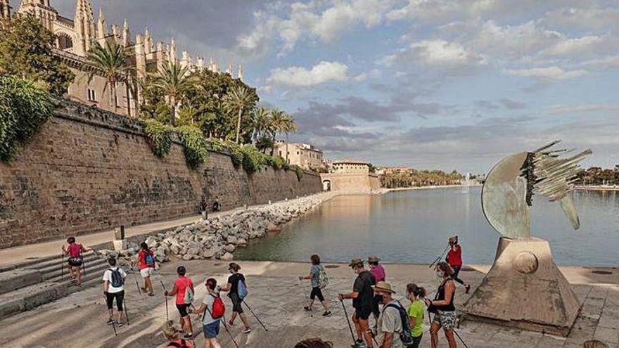 Mit der Nordic-Walking-Gruppe durch Palmas Altstadt.