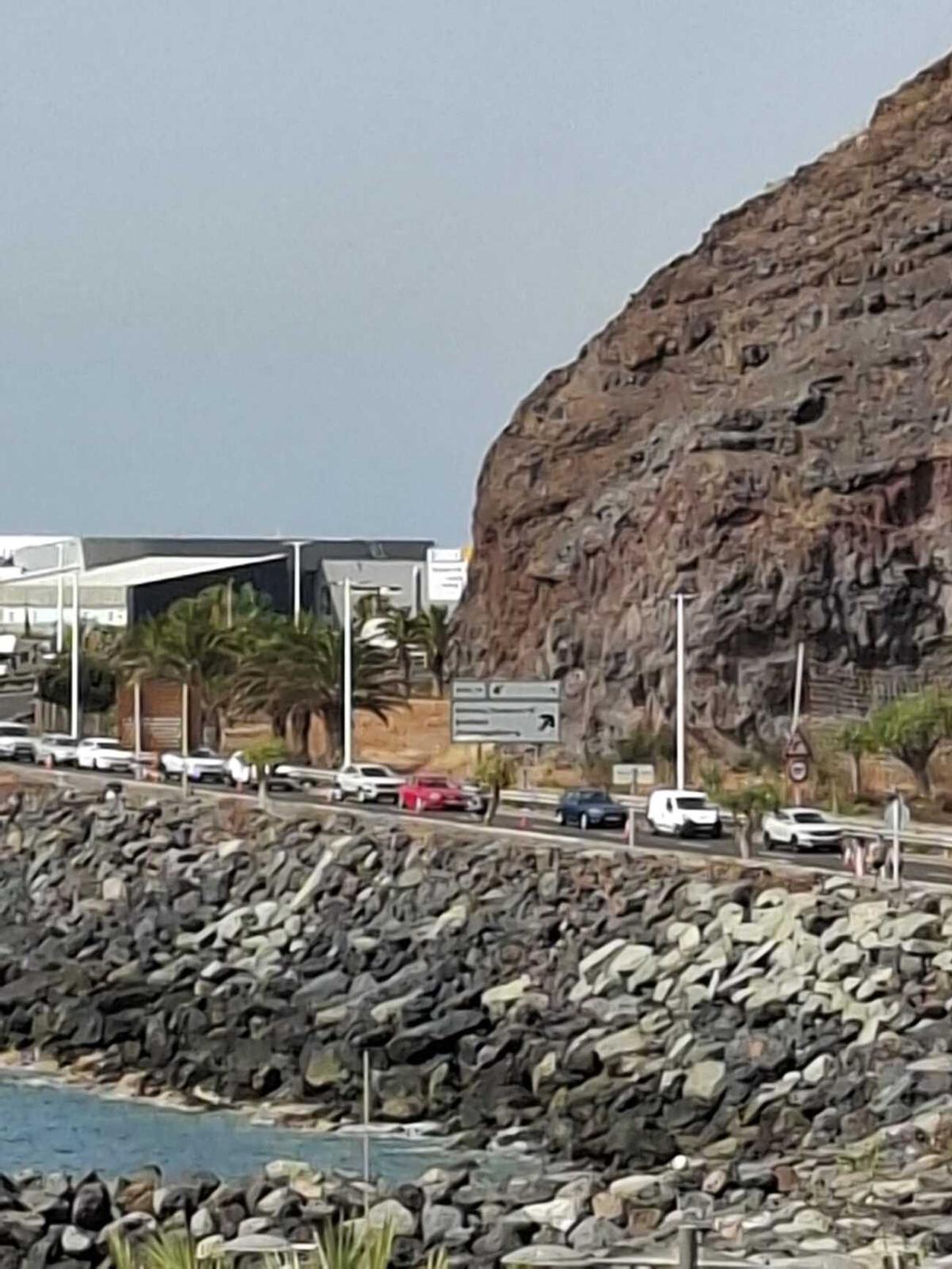 Colas por el carril bus en la playa de Las Teresitas