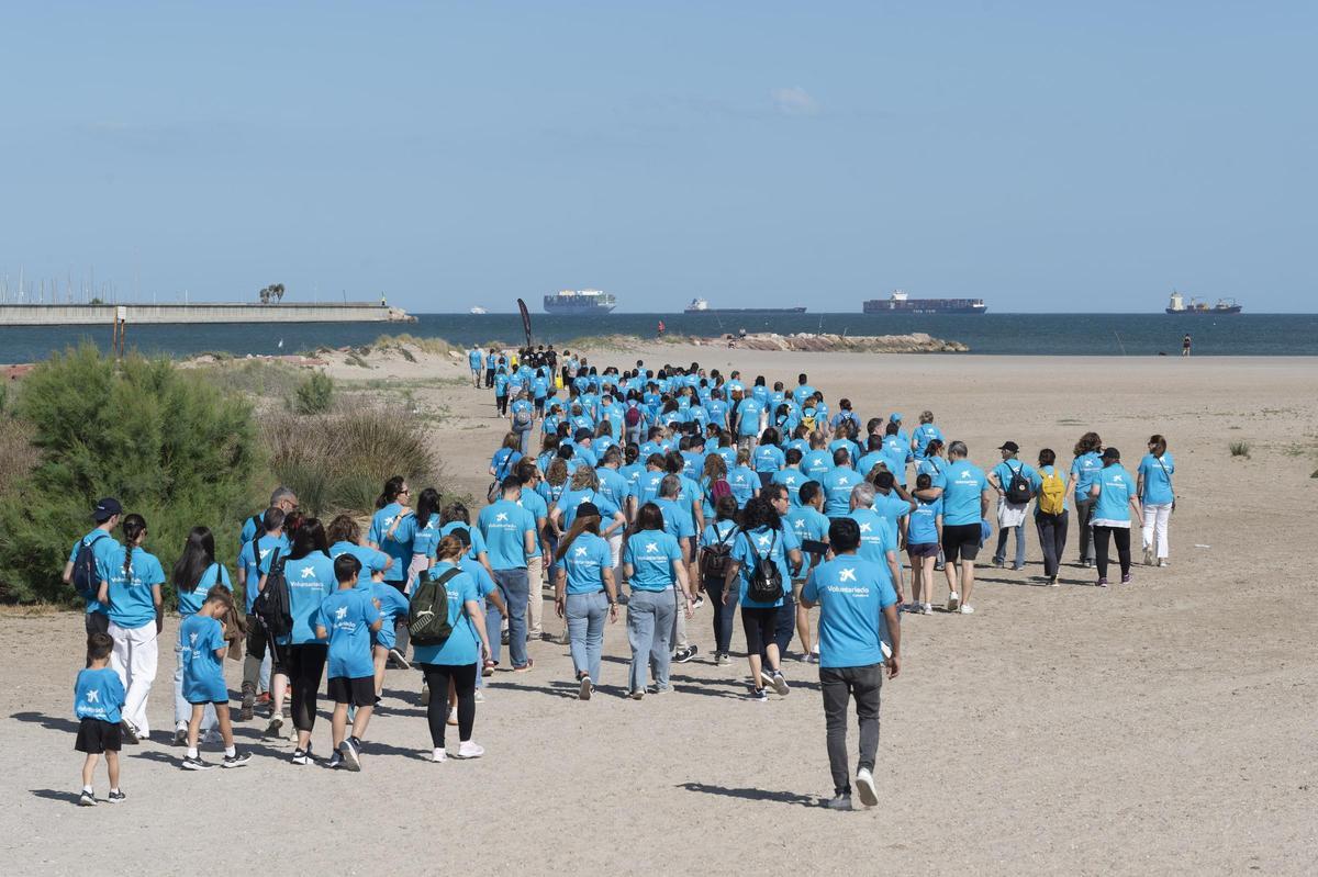 Voluntariat de CaixaBank, netejant les platges de Pinedo (València)