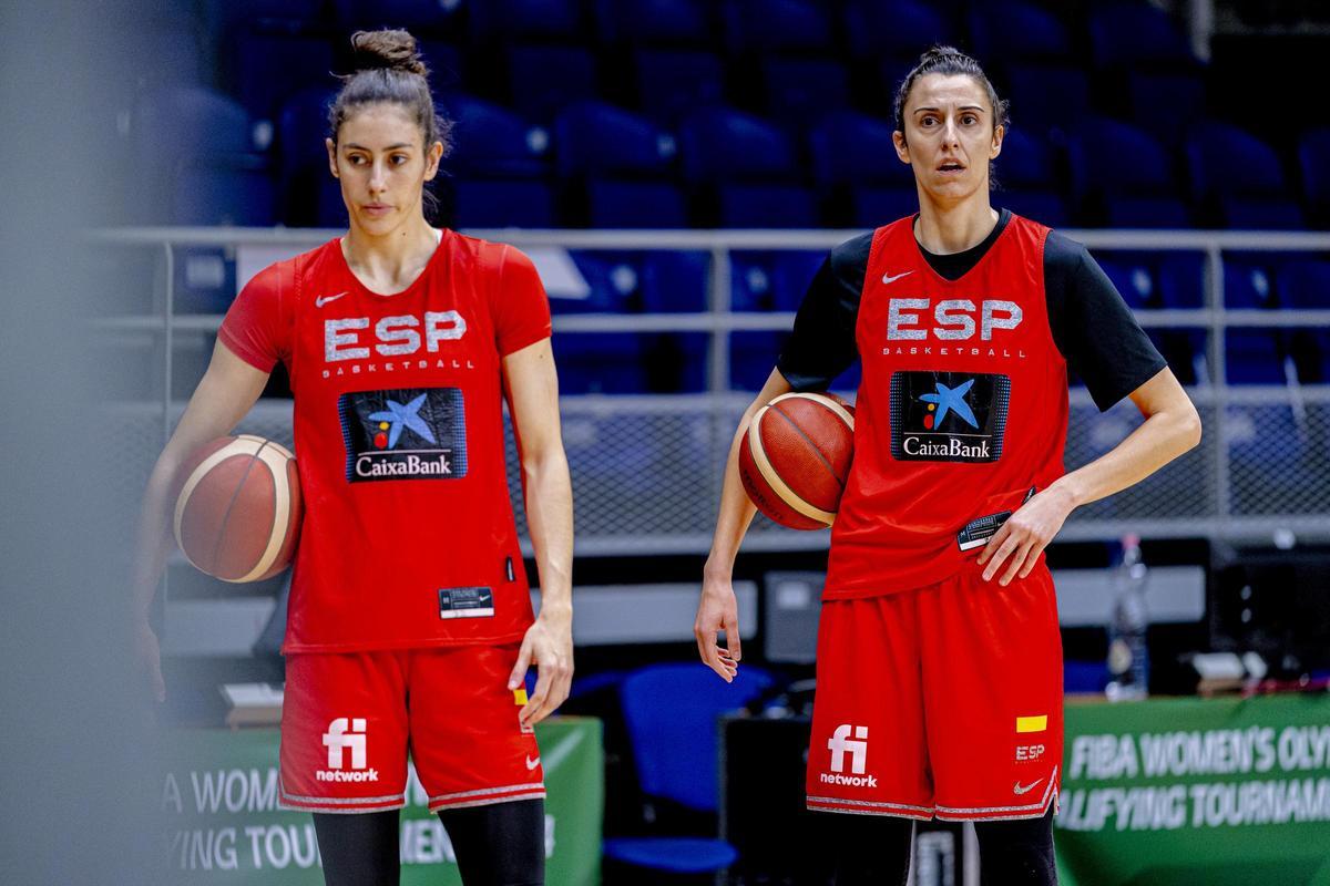 Alba Torrens, a la derecha, en el entrenamiento de España antes del partido ante Hungría