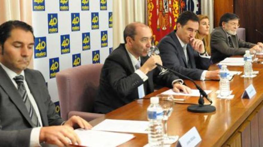 José María Cervera, en el centro, durante una mesa redonda sobre Makro celebrada ayer. / alejandro sierra