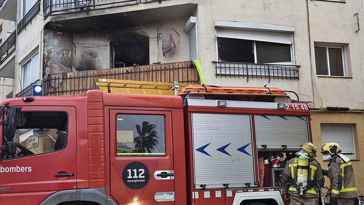 Els Bombers treballant l?any passat en un incendi en un pis de Lloret de Mar.