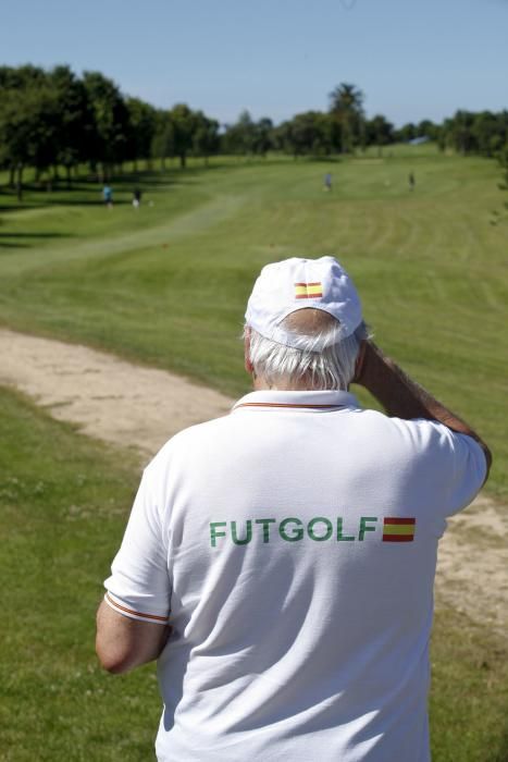 Primer campeonato de "futgolf" en Asturias.