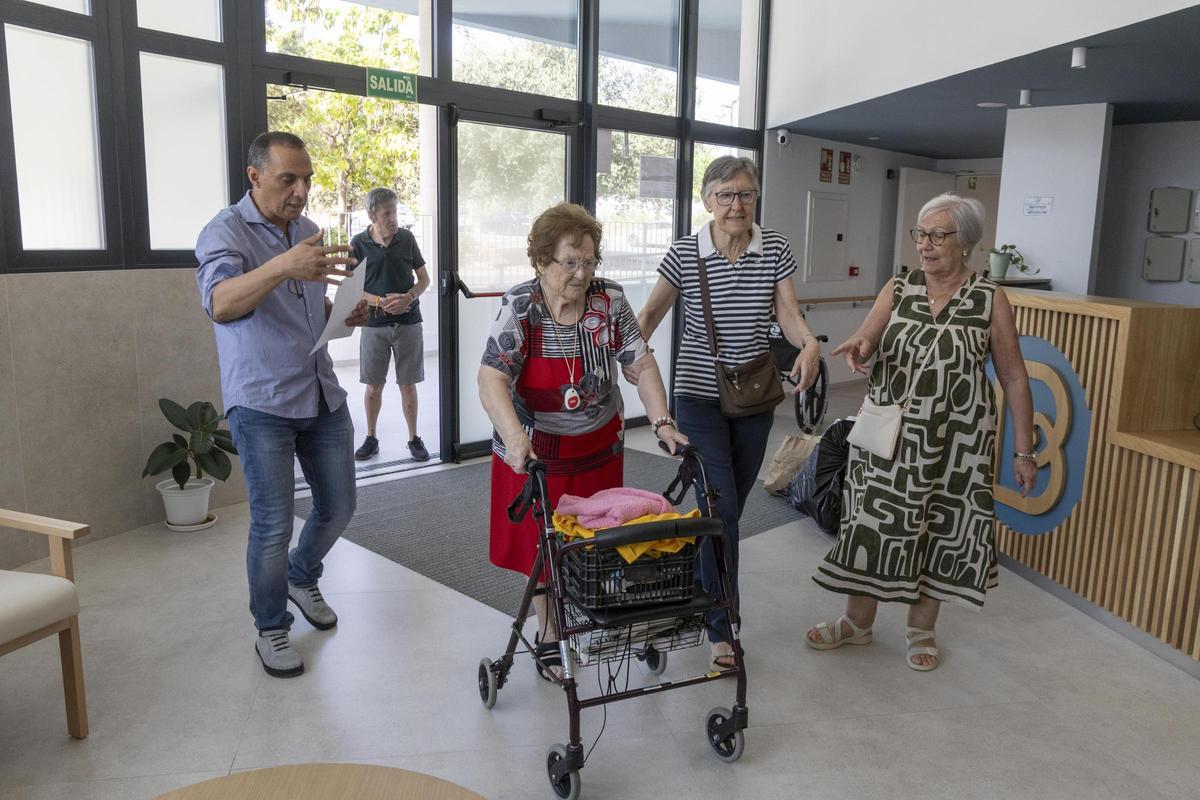 Así ha sido el traslado de los usuarios a la nueva residencia la  Beneficencia de Ontinyent