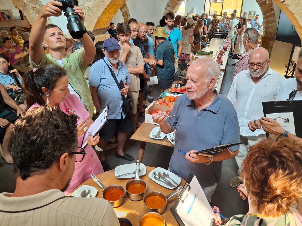 El jurado prueba las salsas que luego se ha sabido que había elaborado la crema de la gastronomía valenciana