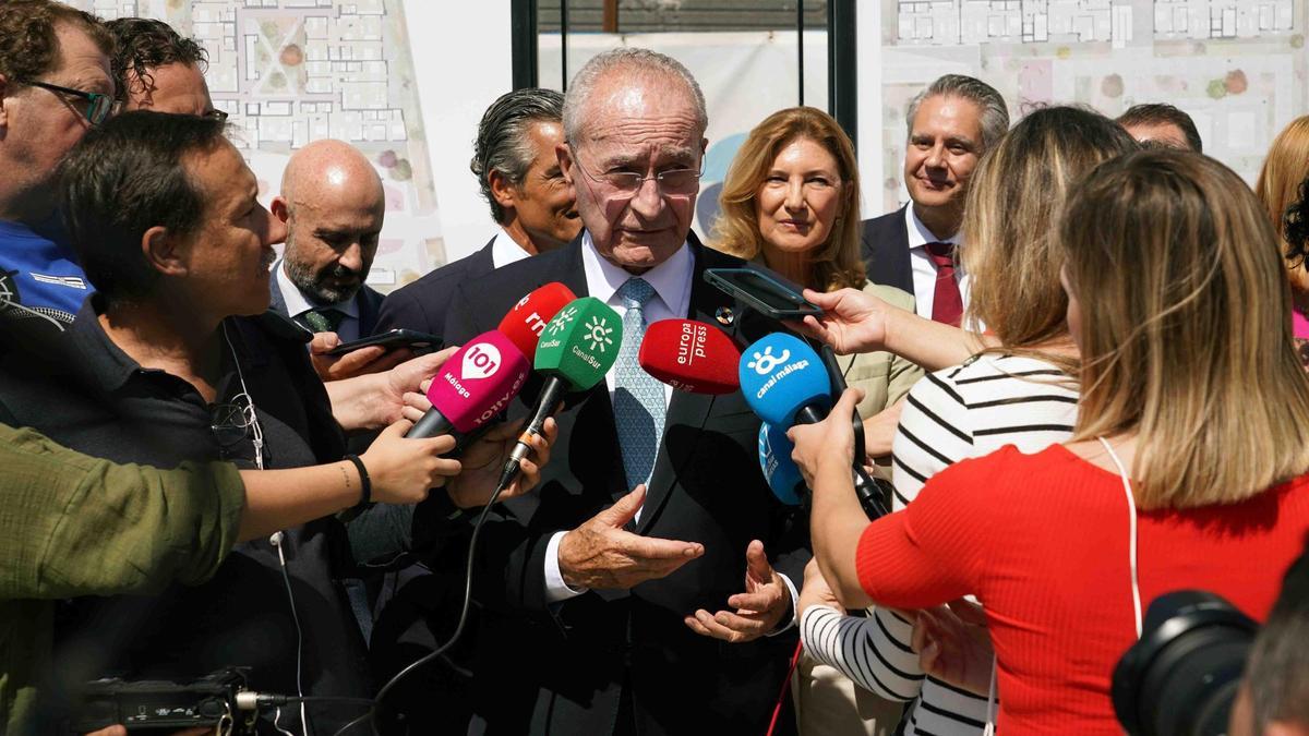 El alcalde de Málaga, Paco de la Torre, este jueves en la visita a las obras de una promoción de viviendas protegidas para alquiler.