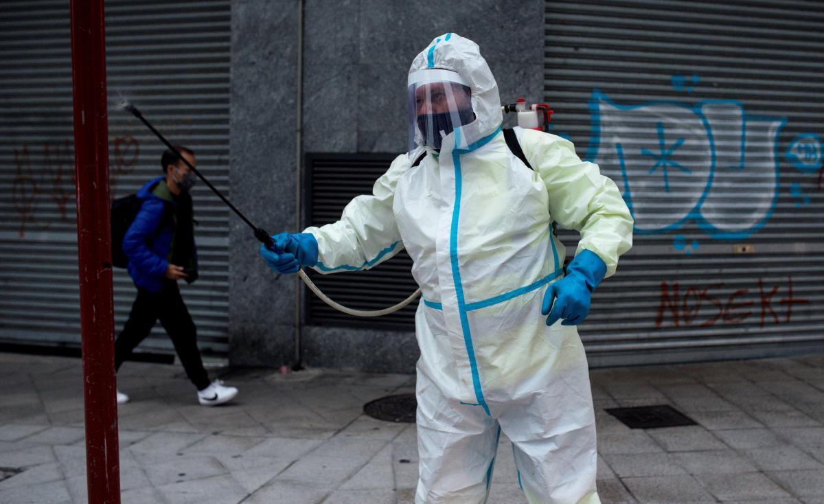 Un operario desinfecta una calle de Ourense // Brais Lorenzo