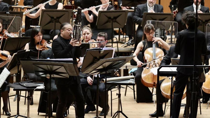 Wu Wei toca el sheng durante la interpretación de «El canto del fénix flamante», ayer, en el Auditorio. | Irma Collín