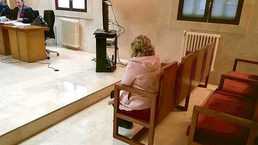 La cuidadora acusada, de 64 años, ayer durante el juicio en la Audiencia de Palma.