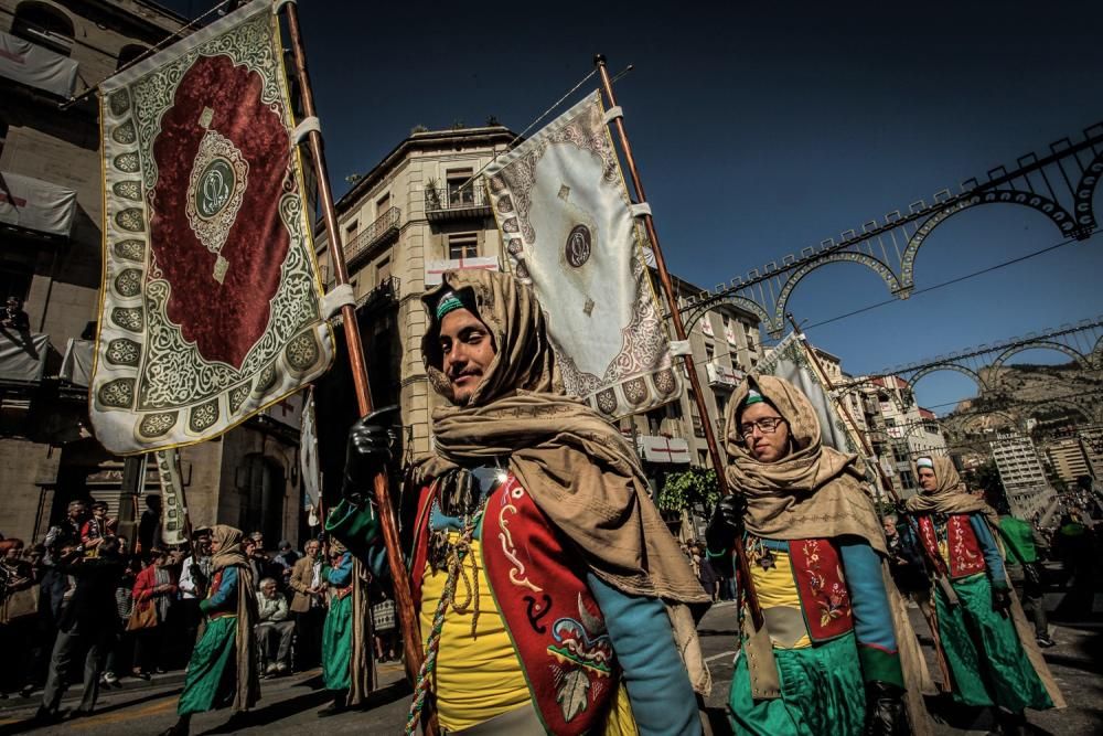 La procesión de la reliquia es uno de los actos que más agradan a los alcoyanos en el día dedicado al patrón San Jorge.