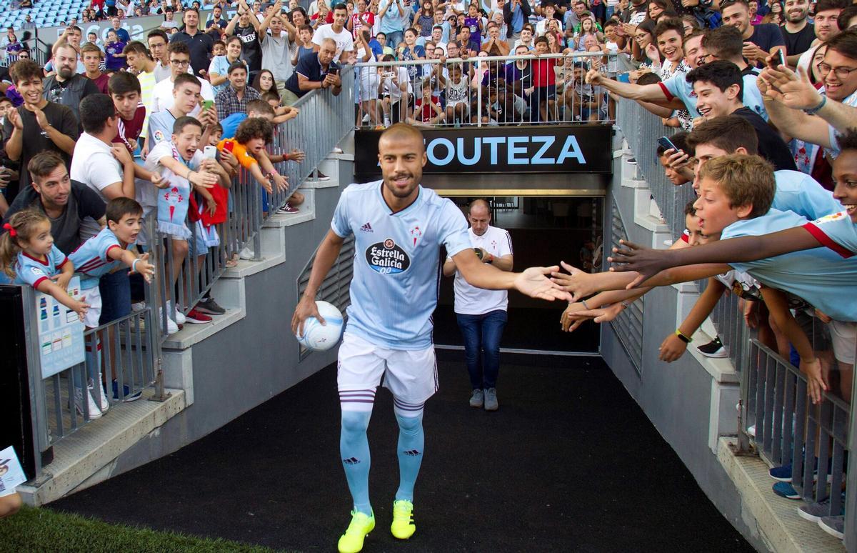 GRAF7127. VIGO, 05/09/2019.- El centrocampista brasileño Rafinha Alcántara durante su presentación como nuevo jugador del Celta de Vigo, cedido por el FC Barcelona para la próxima temporada, este jueves en el estadio de Balaídos, en Vigo. EFE/Salvador Sas