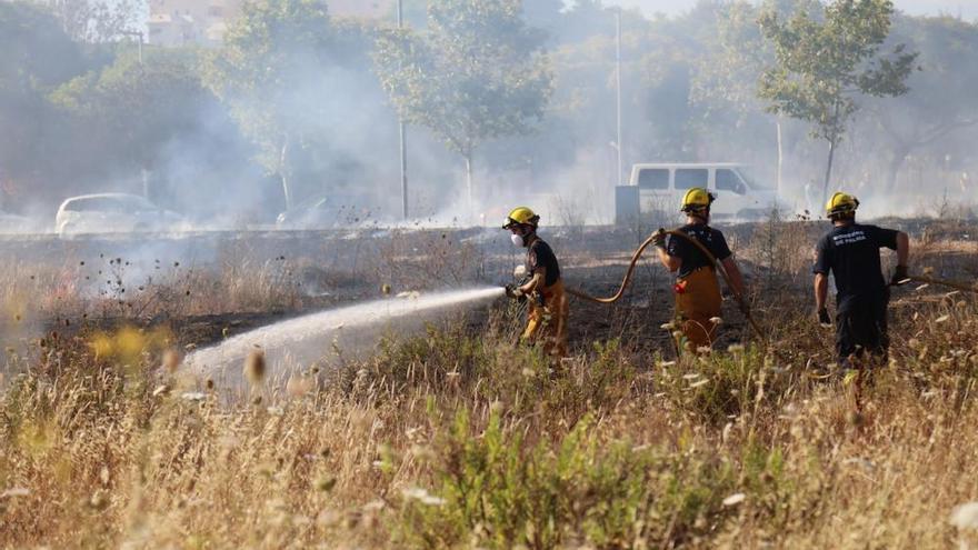 Sofocado un incendio en un solar de la Avenida de México