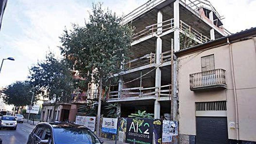 L&#039;edifici que ara es podrà acabar de construir, pràcticament en un dels extrems del carrer del Carme.