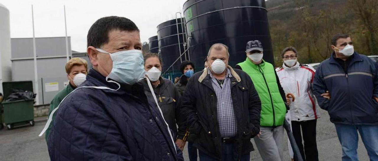 Los vecinos, tapados con mascarillas durante la concentración a la puerta de la planta de Ovo Foods.