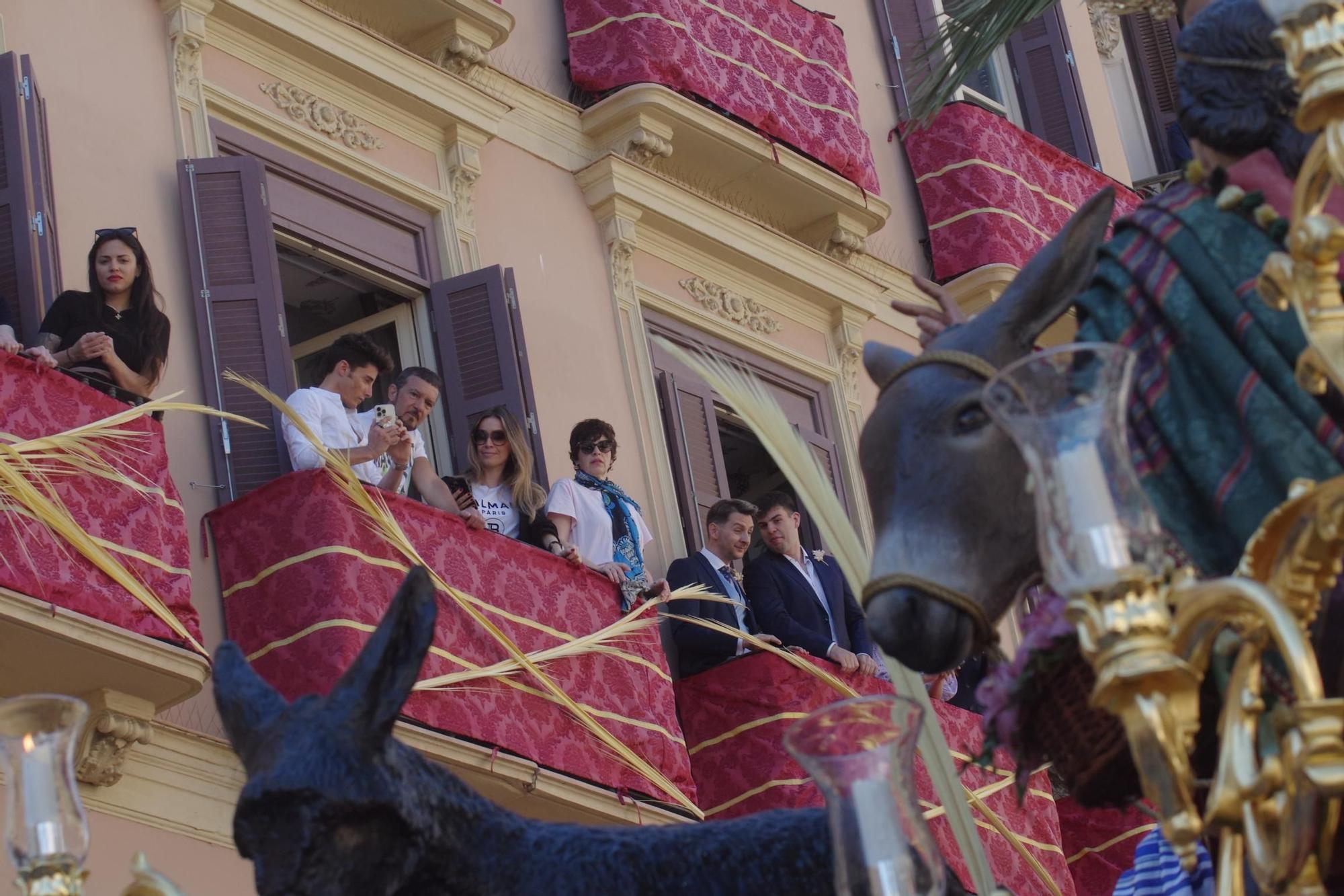 Antonio Banderas, con familiares y amigos, viendo la procesión de la Pollinica.