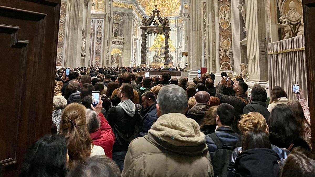 Los castellonenses tuvieron que hacer largas colas para poder ver al papa emérito.