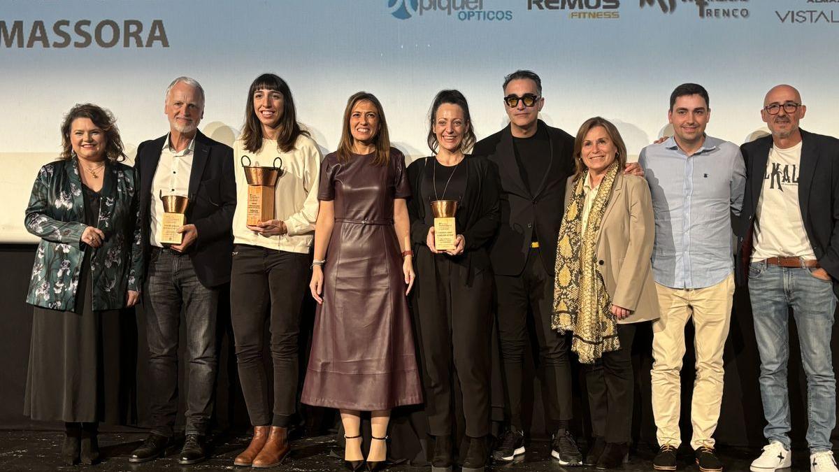 L’alcaldessa, María Tormo, el regidor Vicente Blay i el director del festival, Sergi González, amb els guanyadors d’aquesta edició del certamen.