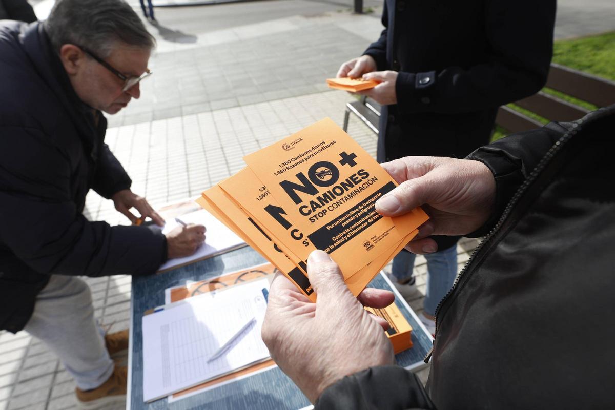 Recogida de firmas en La Calzada.