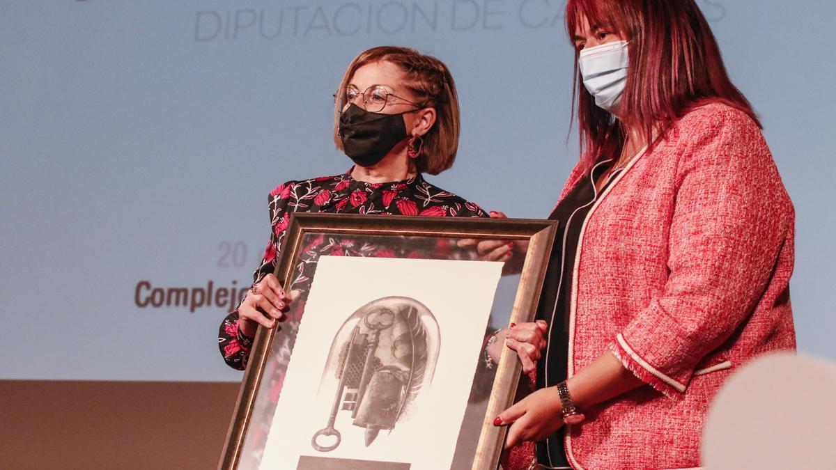 La representante municipal del Ayuntamiento de Almoharín y la consejera de Agricultura, Begoña García Bernal.