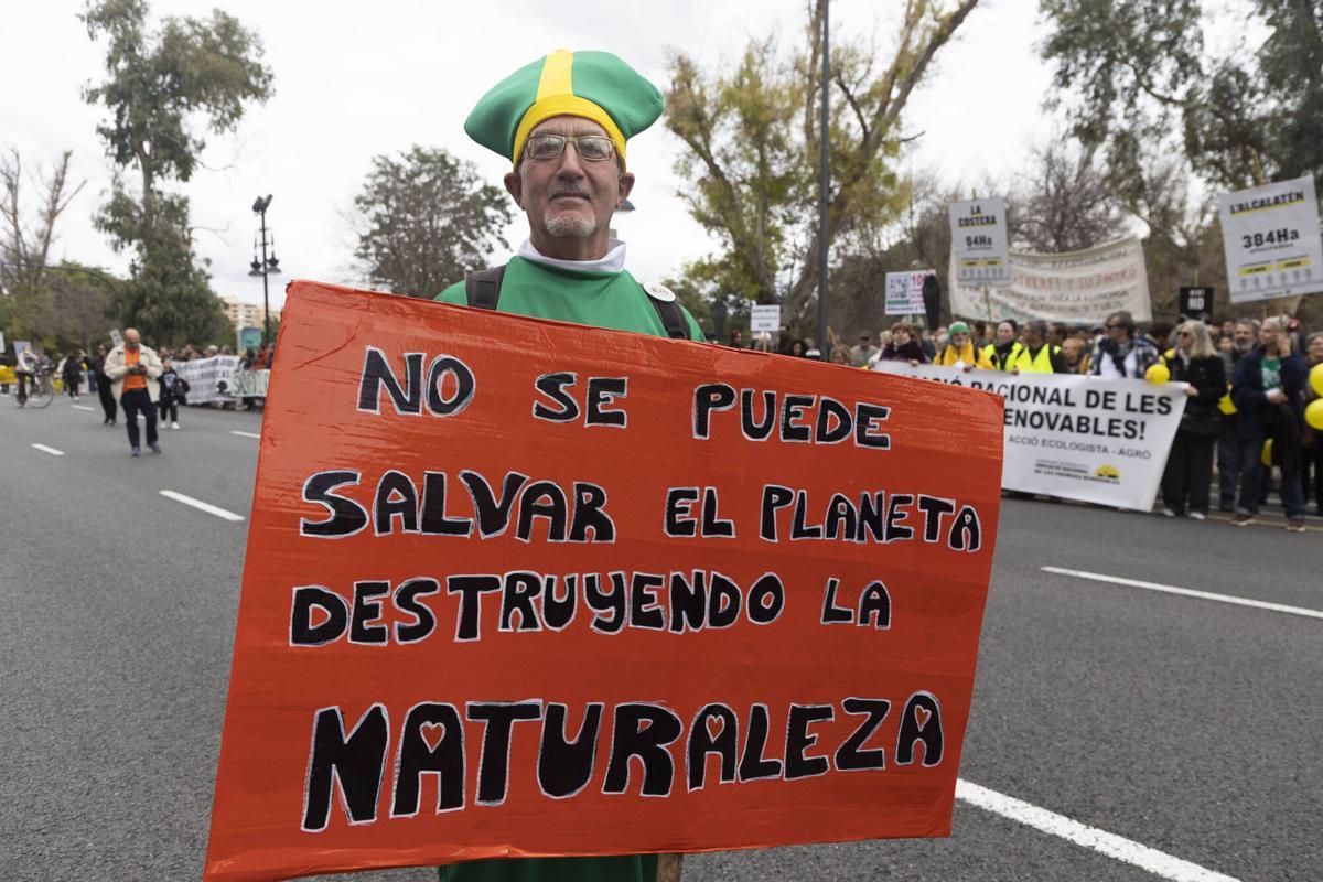 Valencia. VLC. Protesta de docenas de entidades agrarias, sociales, sindicales y ecologistas contra la ubicación de algunos proyectos fotovoltaicos. MANIFESTACIÓN CONTRA LAS MACROPLANTAS FOTOVOLTAICAS EN TERRENOS AGRÍCOLAS PRODUCTIVOS DE LA COMUNITAT VALENCIANA