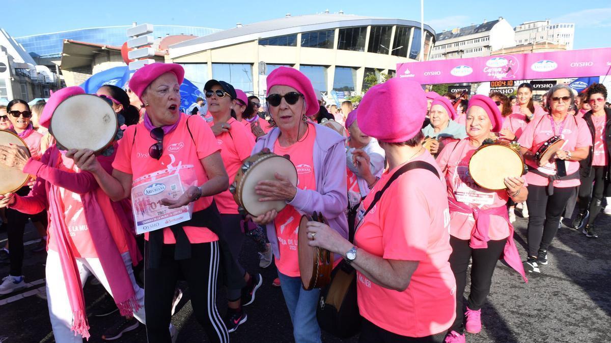 Unas mujeres participan en la Carrera de la Mujer en 2025