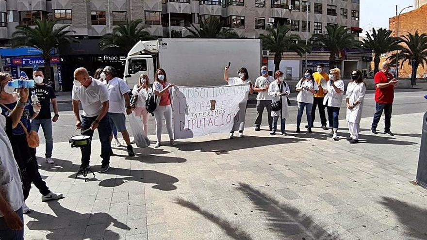 Funcionarios congregados en la puerta de la Diputación de Alicante. | INFORMACIÓN