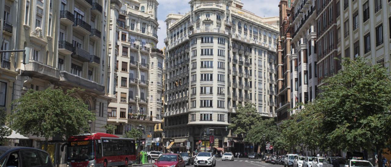 La calle San Vicente en la confluencia con la plaza del Ayuntamiento