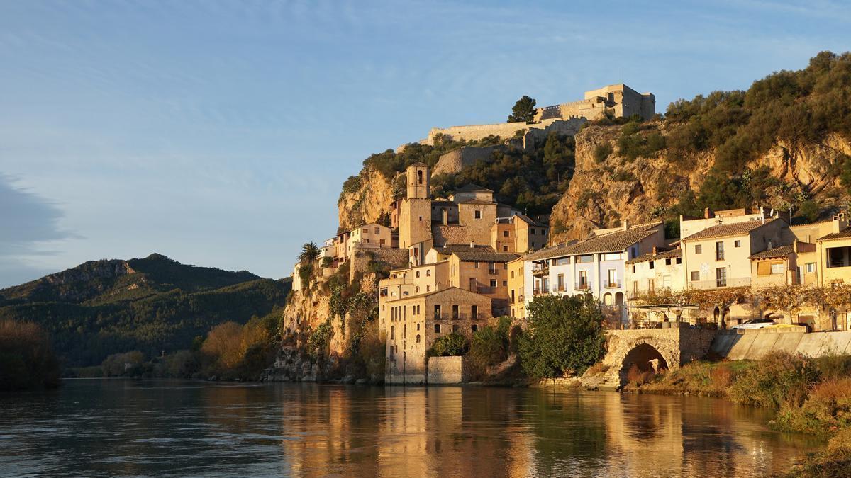 Está construido sobre una colina junto al río Ebro
