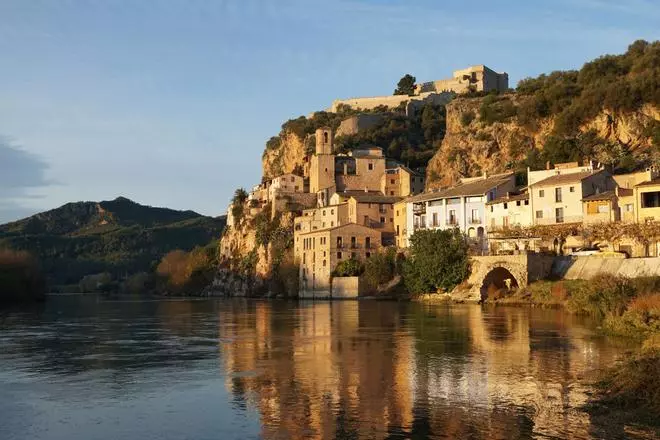 El castillo templario más impresionante de Cataluña domina el Ebro desde la Edad Media