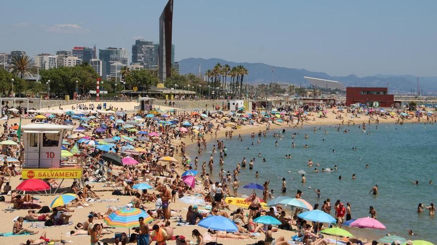 Vídeo | Les platges de Barcelona s’omplen amb el bon temps