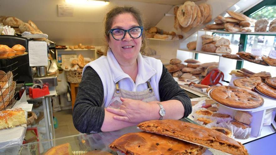 La histórica panadería de A Coruña que nació tras la Guerra Civil en el mercado de San Agustín: "Los clientes vienen por la mercancía, pero también por ti"