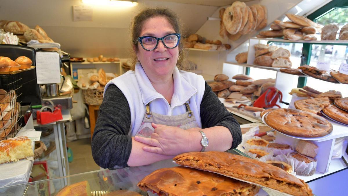 Sonia Lema con los productos de su panadería en el mercado de San Agustín
