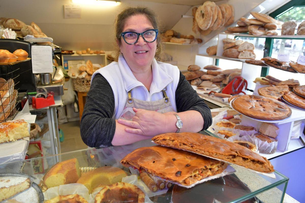 Sonia Lema con los productos de su panadería en el mercado de San Agustín