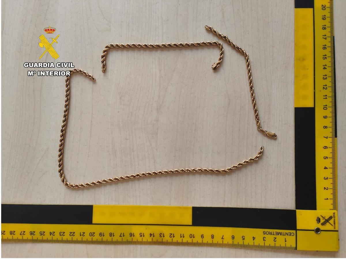 Cadena de oro robada por los detenidos
