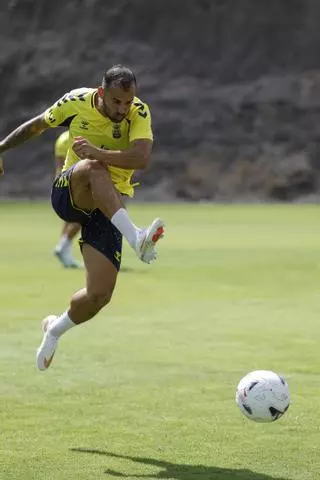 Una UD Las Palmas esquelética se aferra a Pezzolesi y Jesé para devorar la primera crisis