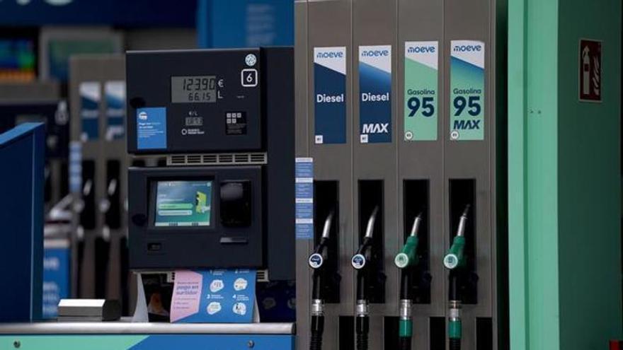Por qué la gasolina sube tan rápido y baja tan despacio: así funciona el efecto cohete y pluma