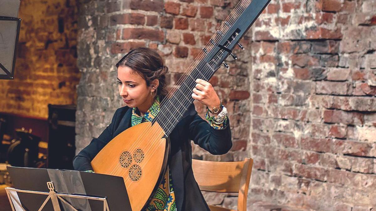 Elena Casquete toca la tiorba durante uno de los conciertos que realiza con su grupo en Dinamarca.