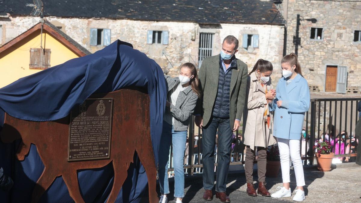 Pueblo Ejemplar 2021: La Familia Real visita Santa María del Puerto, en Somiedo