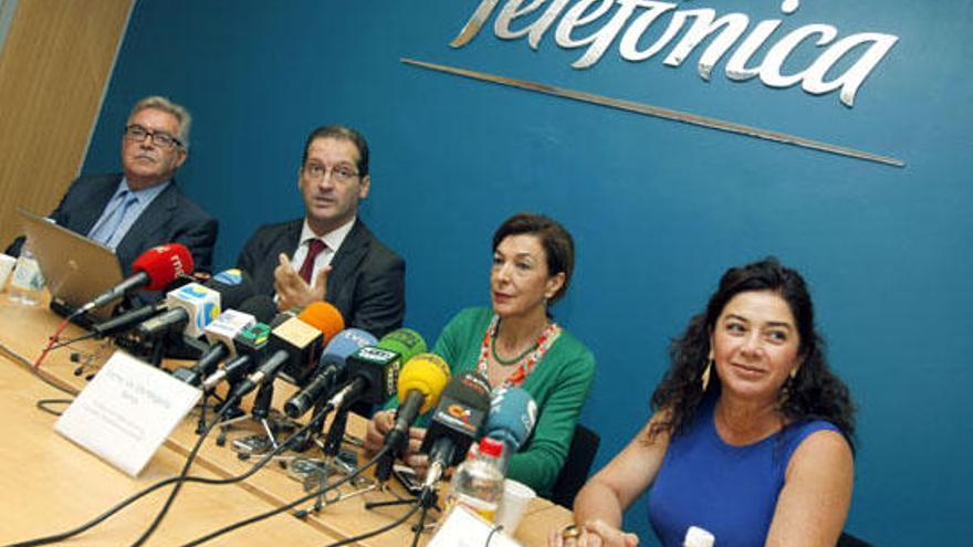 Apoyo político. Dirigentes políticos respaldaron ayer públicamente la apuesta de Telefónica en las Islas. En la imagen, la presidenta de la Zona Especial Canaria, Beatriz Barrera (d); la consejera regional de Empleo, Margarita Ramos (2d); el director de Telefónica en Canarias, Juan Flores (2i), y el presidente del Cabildo de Gran Canaria, José Miguel Bravo de Laguna (i).