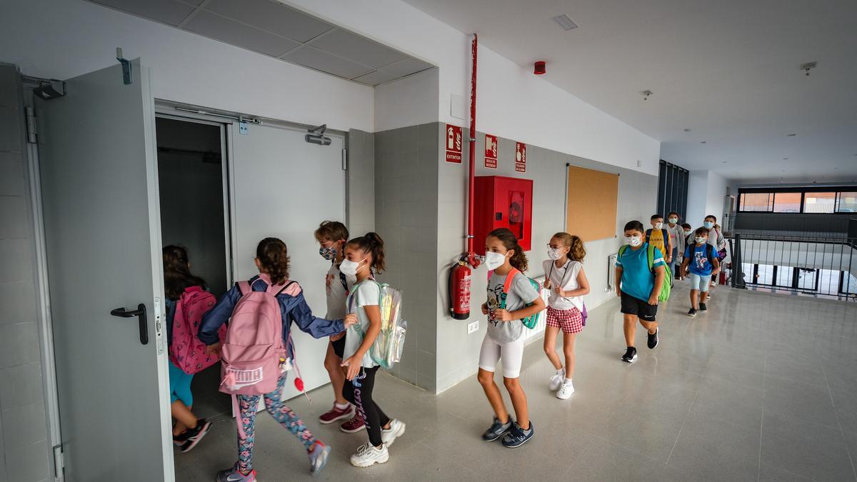 Alumnos en el colegio de Cerro Gordo el primer día de curso, en septiembre de 2021.