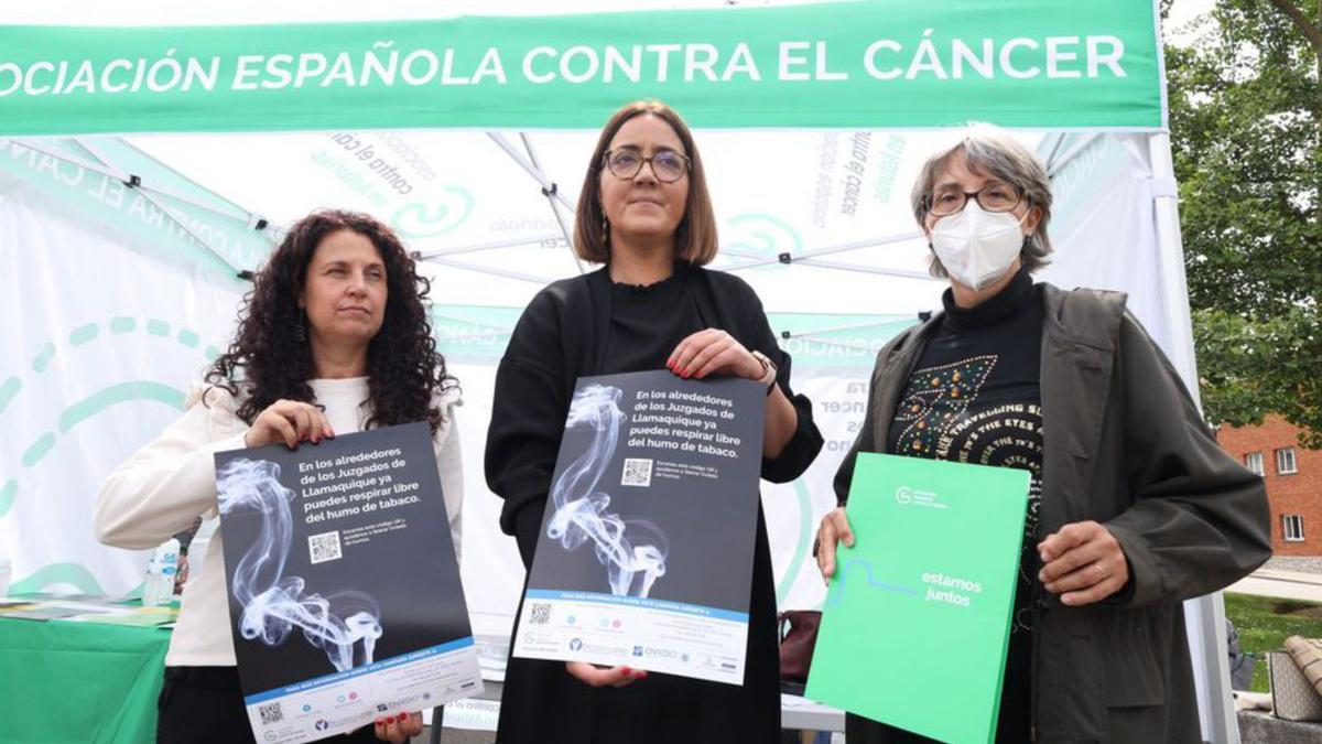 De izquierda a derecha, Arantxa Fernández, Covadonga Díaz y Yolanda  Calero, en los jardines de Llamaquique (Oviedo). | Valentina Ciuca