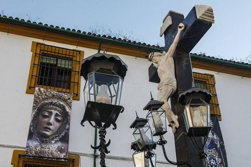 GALERÍA GRÁFICA / Colas para rendir culto a la Virgen de los Dolores