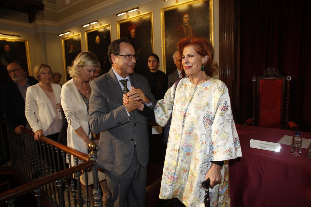 La exministra Carmen Alborch recibe la Medalla de la Universitat de València