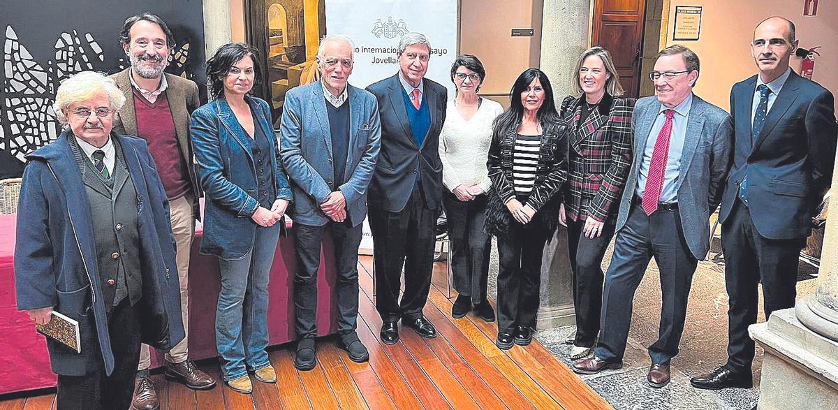 por la izquierda, los integrantes del jurado, junto a otras autoridades: Lluis X. Álvarez, Rodrigo Cepeda, Montserrat López (edil de Cultura de Gijón), Pedro de Silva, José Luis García, Teresa Caso, Marisa Morán, Noemí Alonso (gestora de empresas en Gijón de Caja Rural de Asturias), Juan Vázquez y Marcelino Fernández (director de zona de Caja Rural de Asturias).