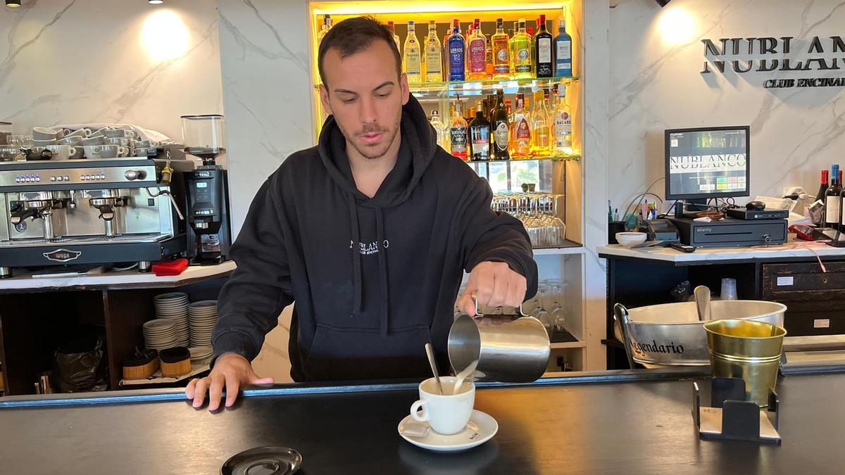 Juan Manuel Fernández pone un café en Nublanco.